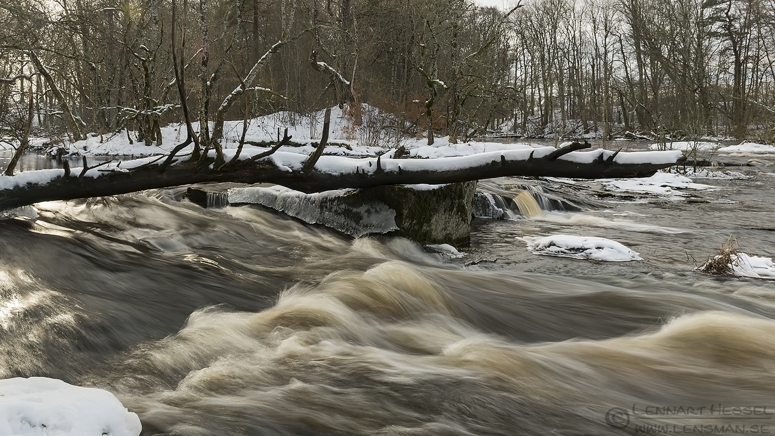 150207 Water flowing Flowing water Främmestad